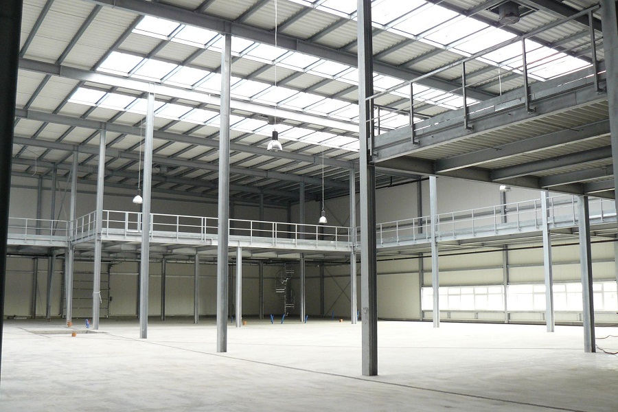 Hala z płyty warstwowej 80 m²: wnętrze hali stalowej z antresolą