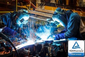 Spawanie konstrukcji stalowych: spawacze przy pracy, certyfikat TÜV Rheinland
